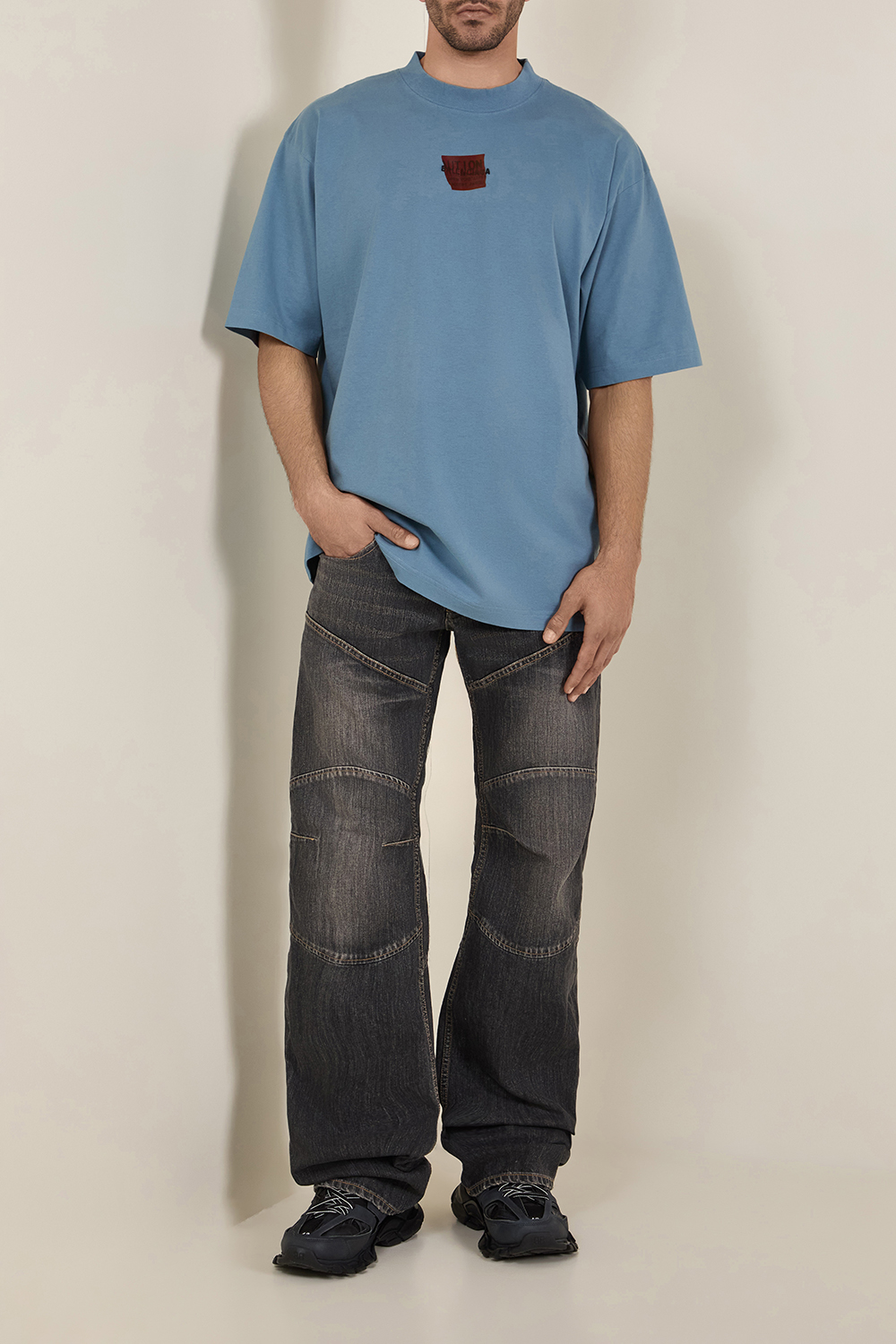 מכנסיים בגזרה נמוכה